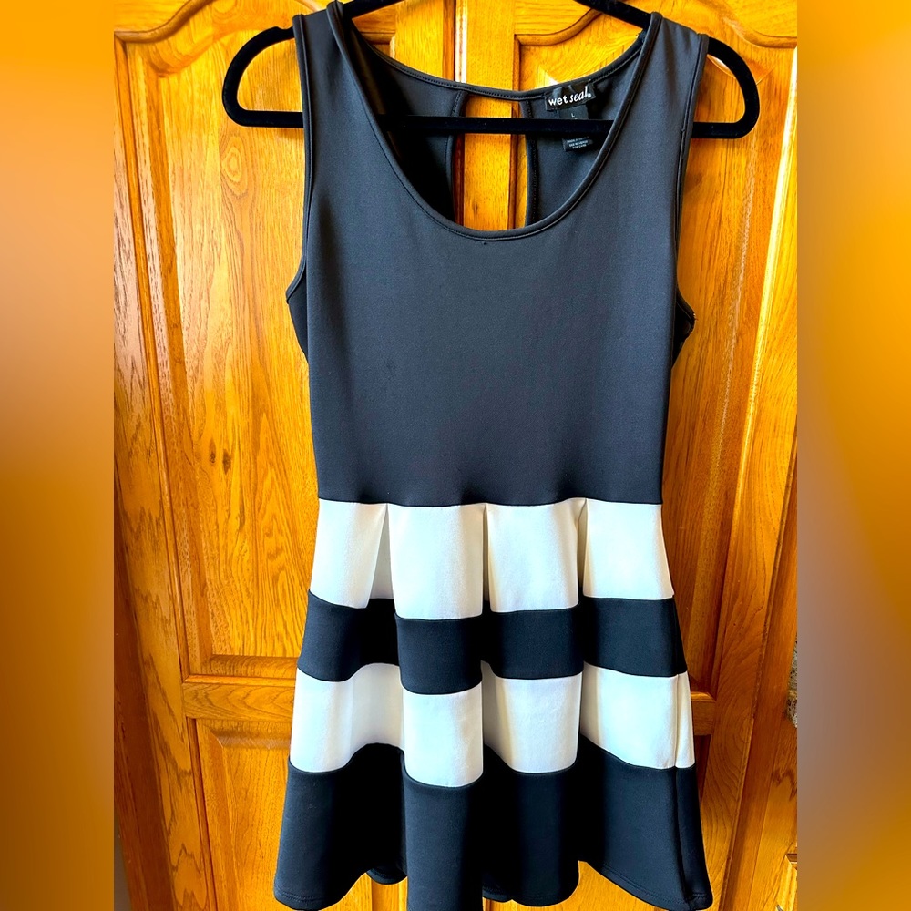 Wet Seal Sleeveless Mini Dress in White & Black Junior’s Large